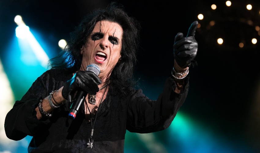 alice-cooper-on-stage-pointing