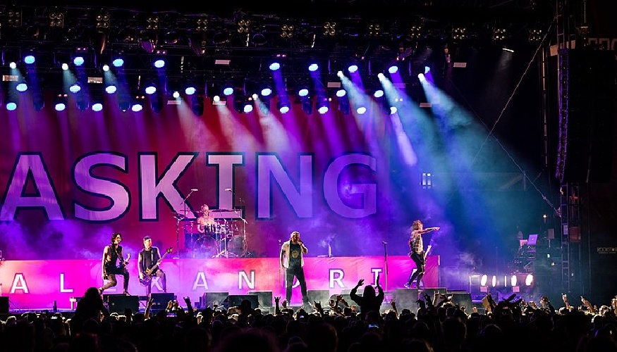 asking-alexandria-on-stage