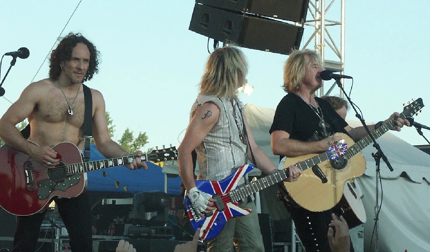 def-leppard-on-stage