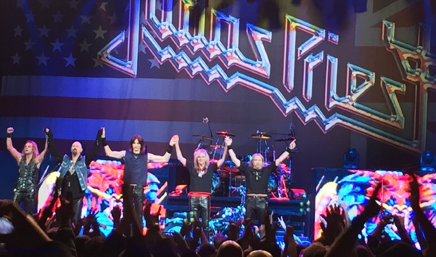 judas-priest-end-of-concert-on-stage