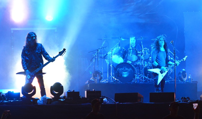 kreator-on-stage-blue-lights