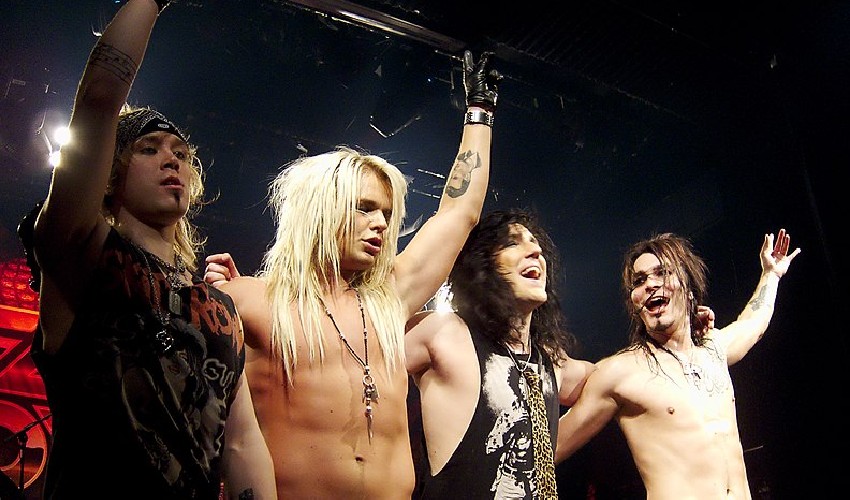 motley-crue-on-stage-photo