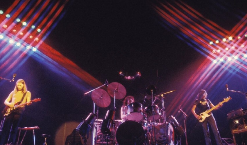 pink-floyd-concert-on-stage