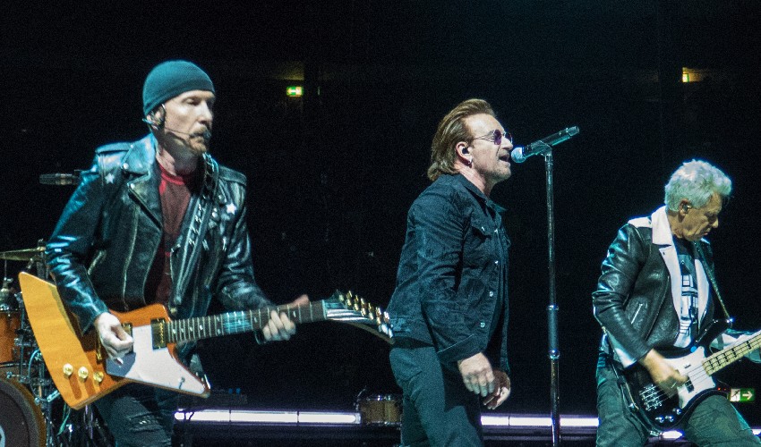 u2-live-on-stage